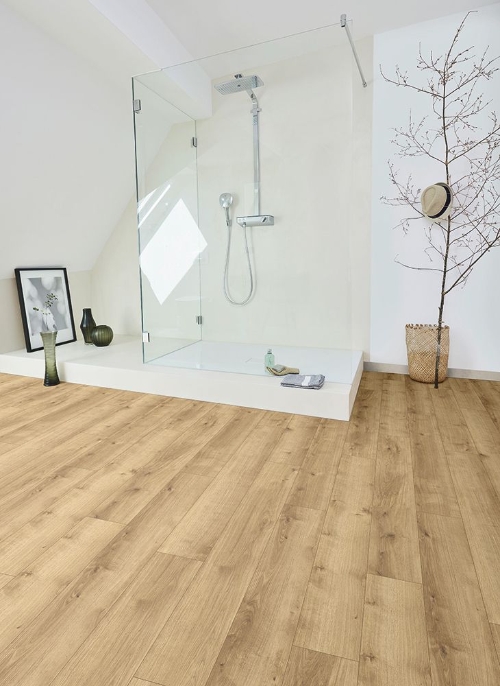 Ducha en baño con paredes blancas y suelo de madera de aspecto envejecido